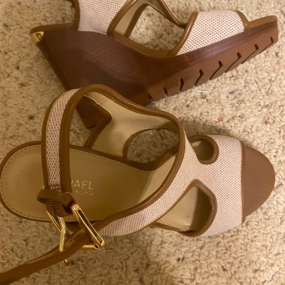 MICHAEL MICHAEL KORS PLATFORMS SIZE 7🎉 - Picture 8 of 12